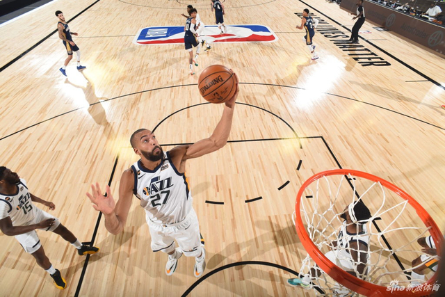 它拉近了球 它拉近了球